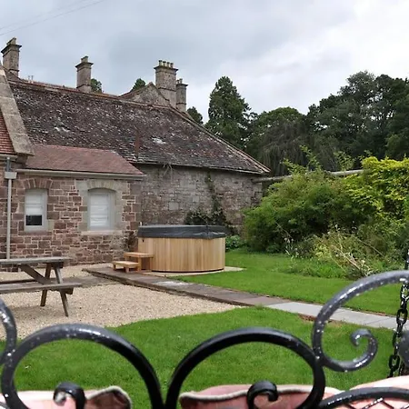 Cecile'S Cottage At Cefn Tilla Court, Usk Exterior photo