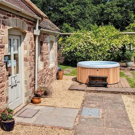 Cecile'S Cottage At Cefn Tilla Court, Usk Exterior photo