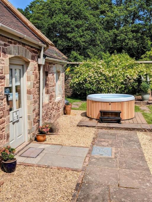Cecile's At Cefn Tilla Court, Apartamento Usk